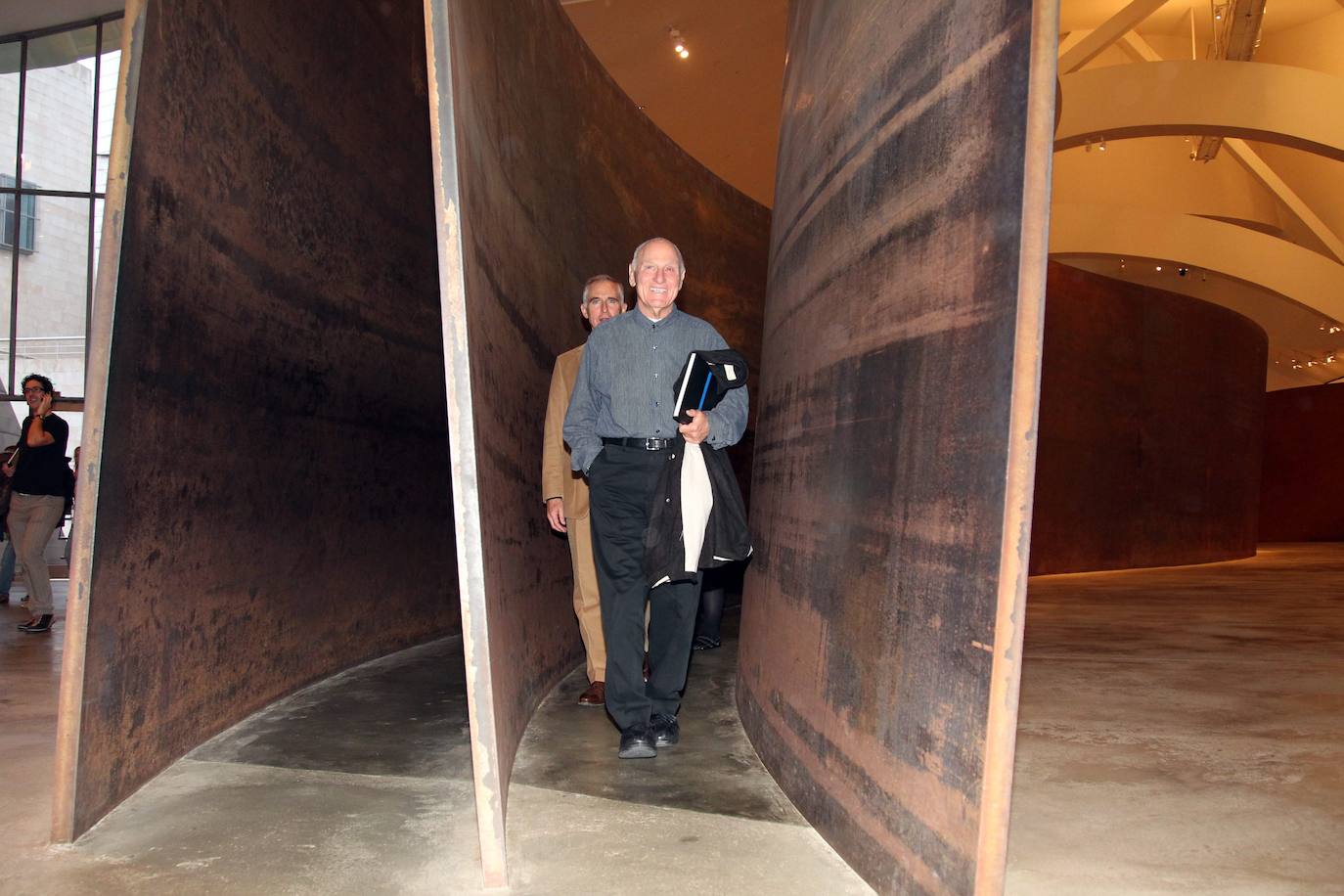 Tras recoger el Premio Príncipe de Asturias en Oviedo en 2010, el artista Richard Serra visitó el Museo Guggenheim donde exponía su obra 'La materia en el tiempo'