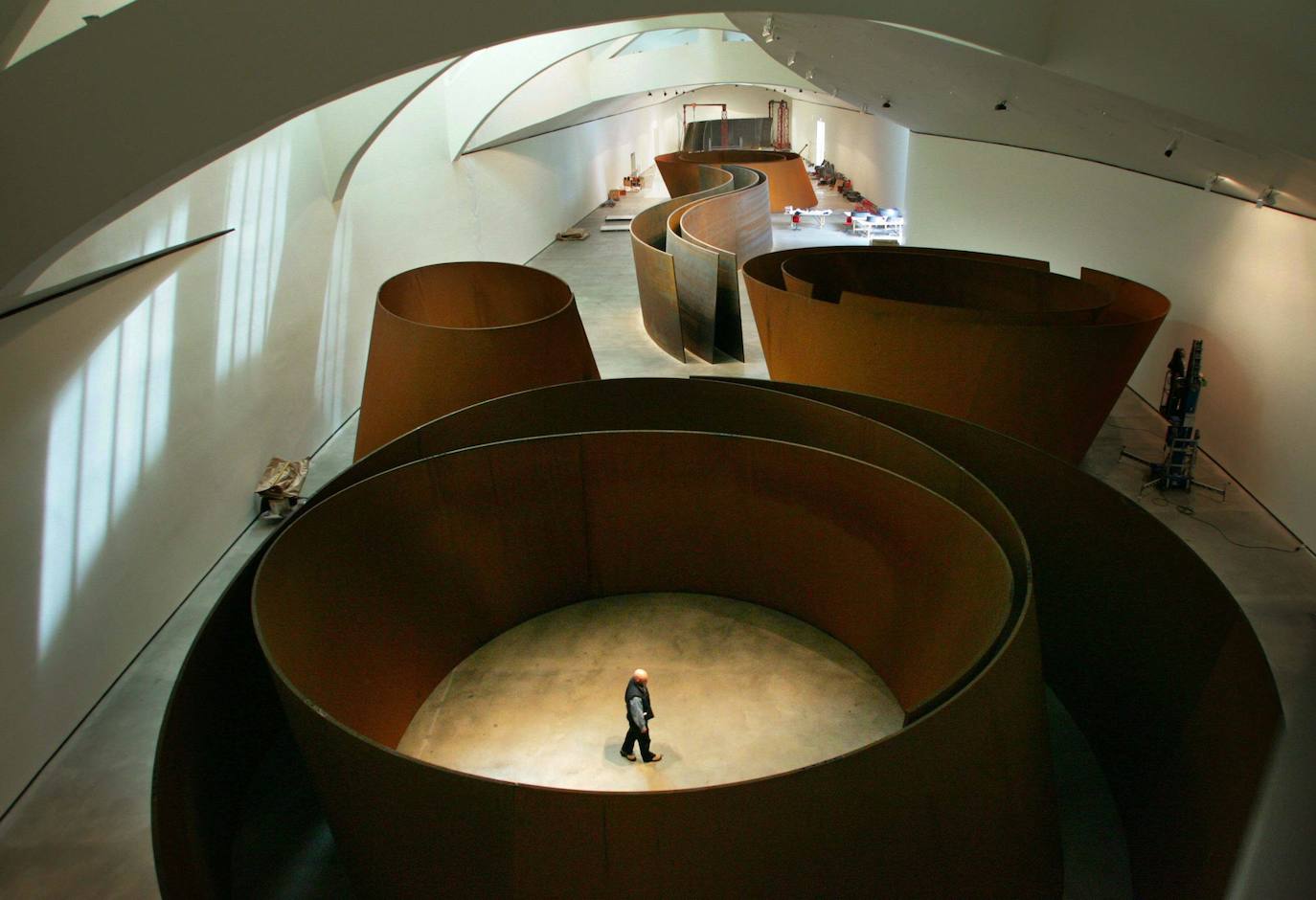 Instalación de 'La materia del tiempo' de Richard Serra en el Museo Guggenheim de Bilbao, que invita al visitante a experimentar las esculturas al caminar a través de ellas, en su interior y a su alrededor