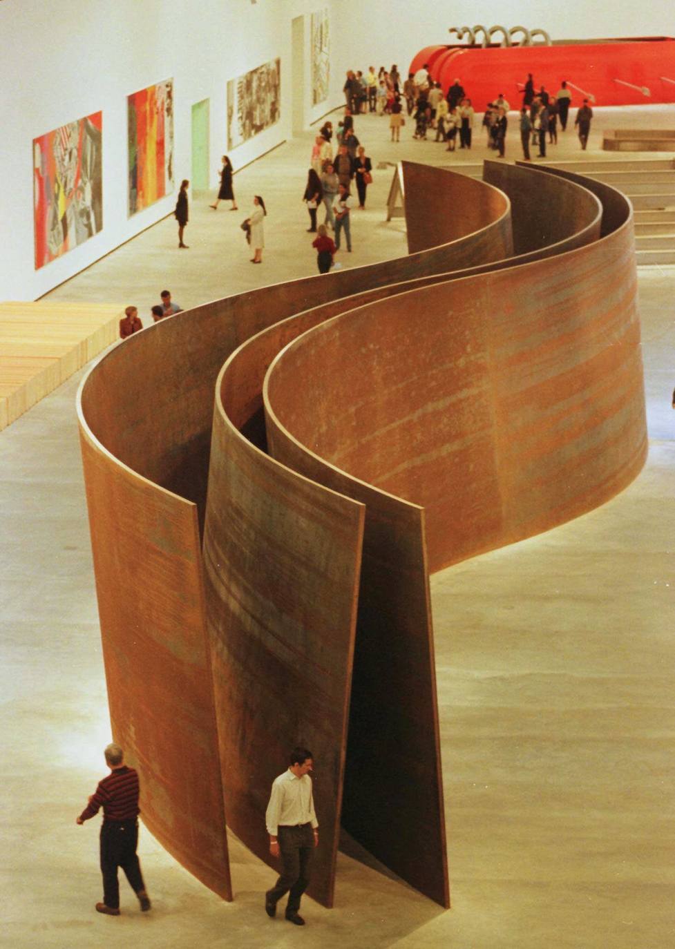 Escultura 'The Snake' de Richard Serra en el hall del Guggenheim de Bilbao en 1997