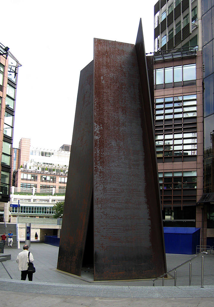 Fulcrum (1987), creada para la boca de metro de Liverpool, en Londres