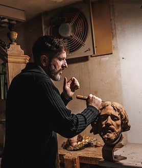 Imagen secundaria 2 - Antonio José Martínez, en su taller de Madrid, límite con el Madrid