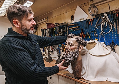 Imagen secundaria 1 - Antonio José Martínez, en su taller de Madrid, límite con el Madrid