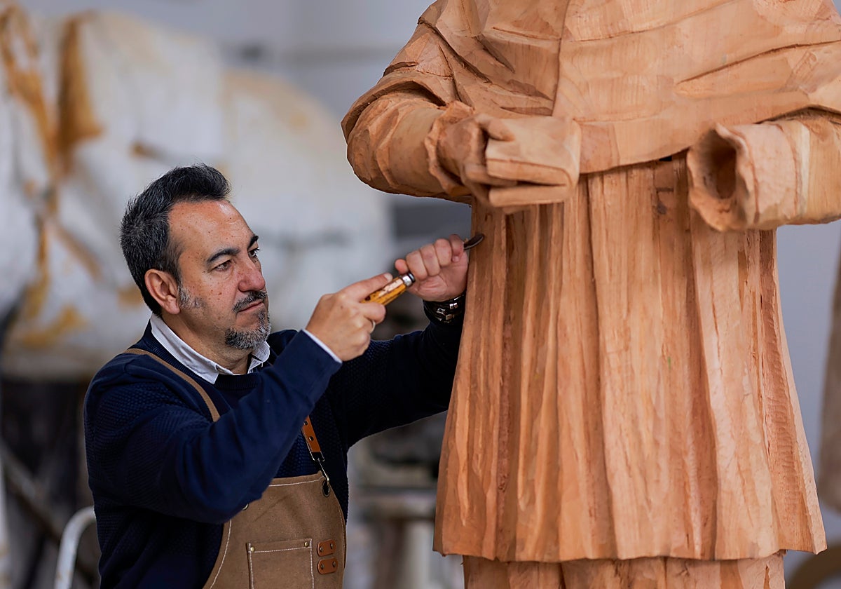 El imaginero Navarro Arteaga, en su taller de Sevilla