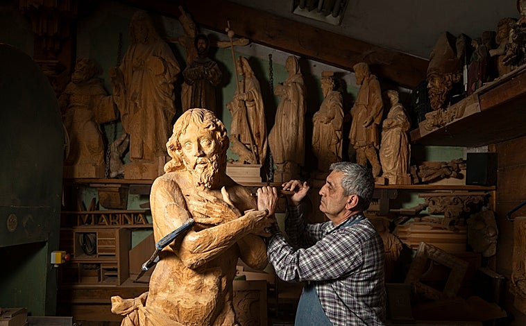 Imagen principal - El taller de Miguel Ángel Tapia, uno de los vetranos de la escuela castellana