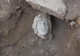 Hallan una cabeza de una escultura del dios Apolo en la antigua ciudad griega de Filipos