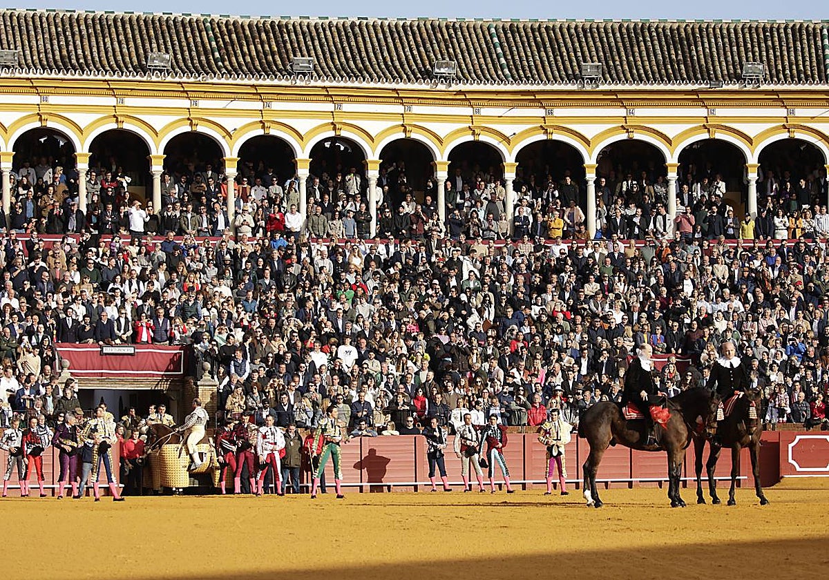 Los diestros al inicio del paseíllo con un tendido a rebosar