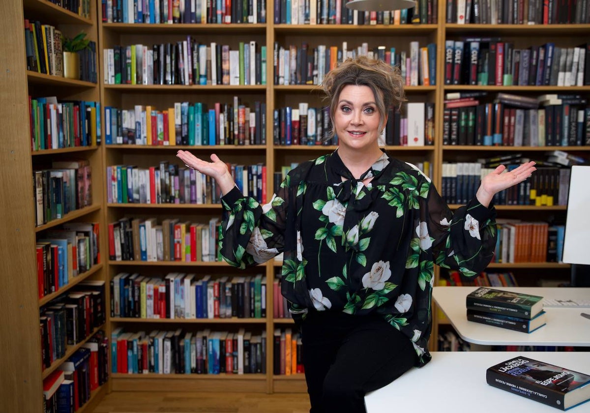 Camilla Läckberg posa delante de sus libros traducidos a 47 idiomas