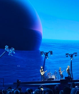 Imagen secundaria 2 - Arriba y abajo a la derecha, algunos momentos del concierto de U2. Abajo a la izquierda, un momento de la película 'Postal desde la Tierra', de Darren Aronosfky,