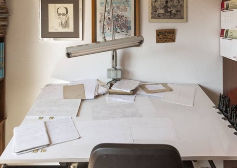 Imagen secundaria 1 - El dibujante trabajó en su estudio de Barcelona hasta el final y dejó una veintena de páginas de las desventuras olìmpicas de Mortadelo y Filemón.
