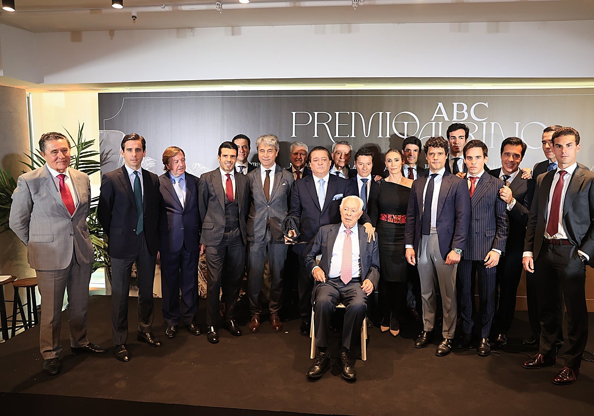 Los toreros, arropando a Curro Romero en ABC