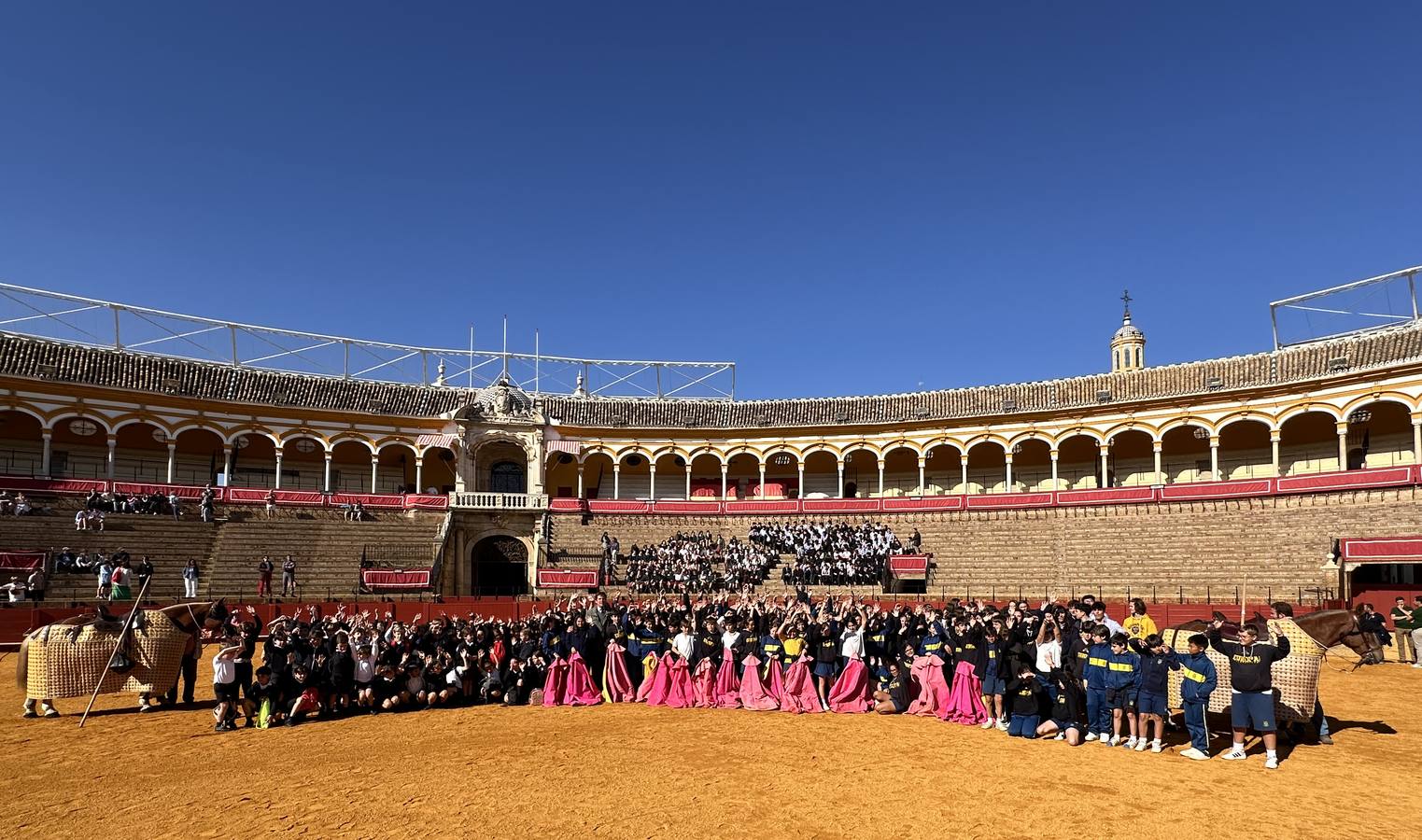 Los escolares, este jueves, disfrutando en el ruedo de la plaza de la Maestranza de Sevilla