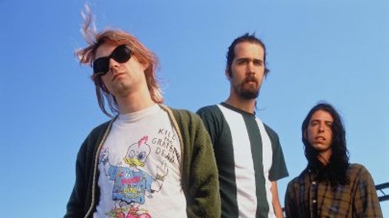 Cobain posa junto a Novoselic y Grohl con la camiseta de 'Kill The Grateful Dead'