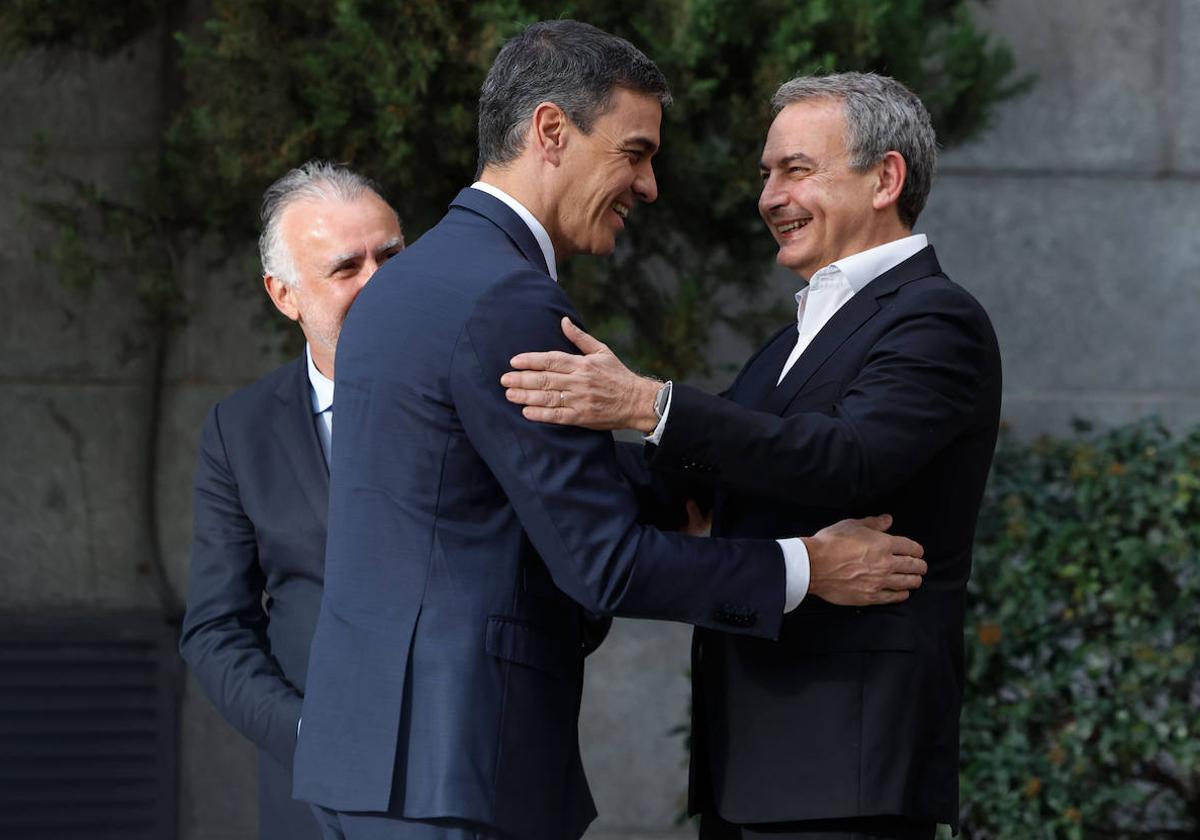 Pedro Sánchez saluda a Zapatero