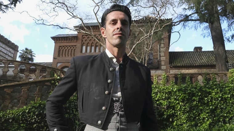 Alejandro Talavante, junto al cortijo de la finca Monte San Miguel