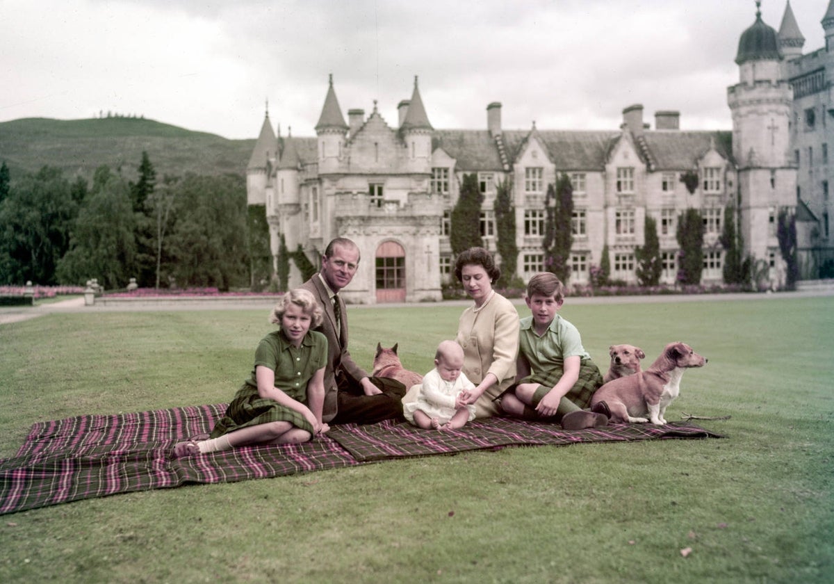La familia real en Balmoral en una fotografía de archivo