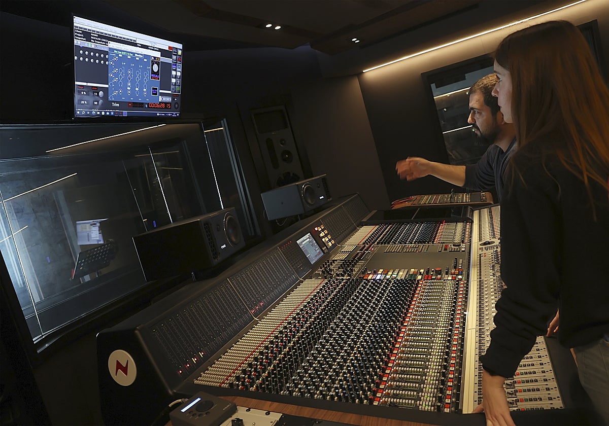 Dos técnicos maniobran con una de las valiosas consolas