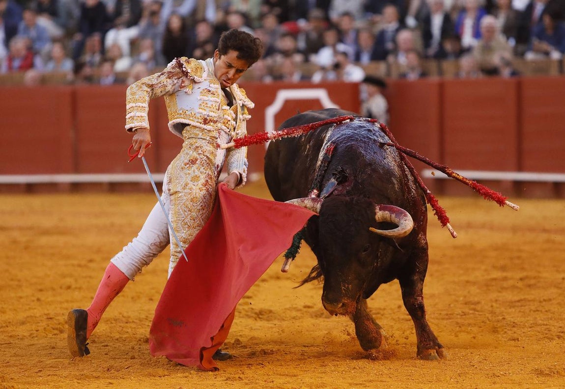 Leo Valadez se escapó de la cornada hasta en dos percances