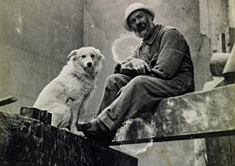 Imagen secundaria 1 - Arriba, una sala de la exposición con algunas de sus 'Columnas infinitas'. Sobre estas líneas, a la izquierda, 'Autorretrato con su perra Polaire en su taller' (hacia 1921, Centro Pompidou, París); a la derecha, 'Danaïde' (1913, Centro Pompidou, París)