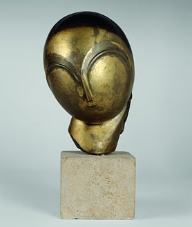 Imagen secundaria 2 - Arriba, una sala de la exposición con algunas de sus 'Columnas infinitas'. Sobre estas líneas, a la izquierda, 'Autorretrato con su perra Polaire en su taller' (hacia 1921, Centro Pompidou, París); a la derecha, 'Danaïde' (1913, Centro Pompidou, París)