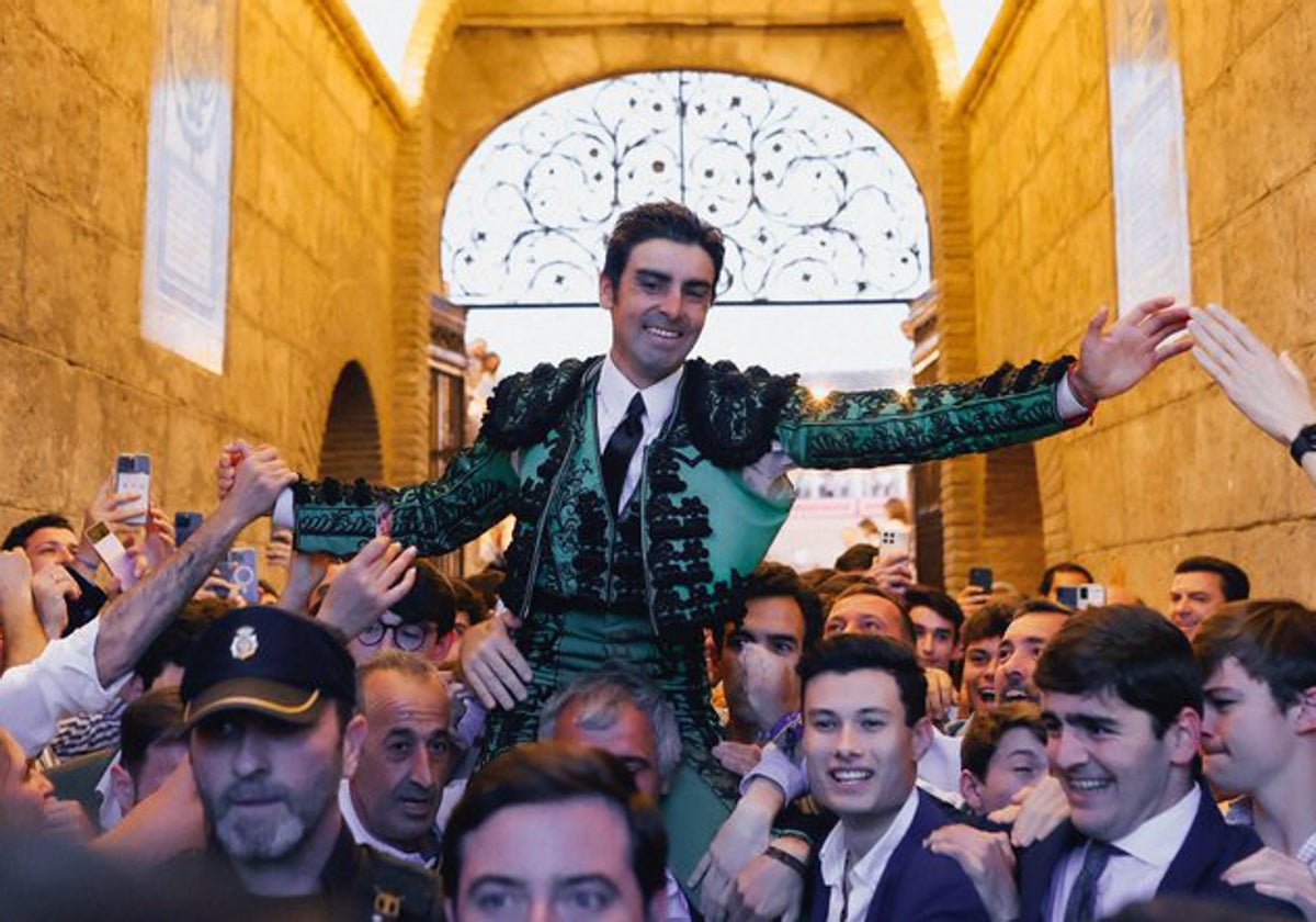 Miguel Ángel Perera sale a hombros por la Puerta del Príncipe