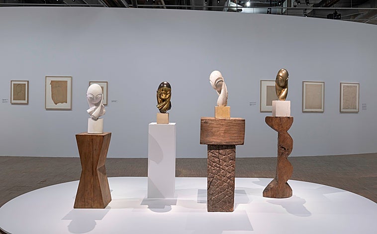 Imagen principal - Arriba, cuatro retratos de algunas de sus musas. Sobre estas líneas, a la izquierda, 'Leda' (1926, Centro Pompidou, París); a la derecha, 'Princesa X' (1915-1916, Centro Pompidou, París)