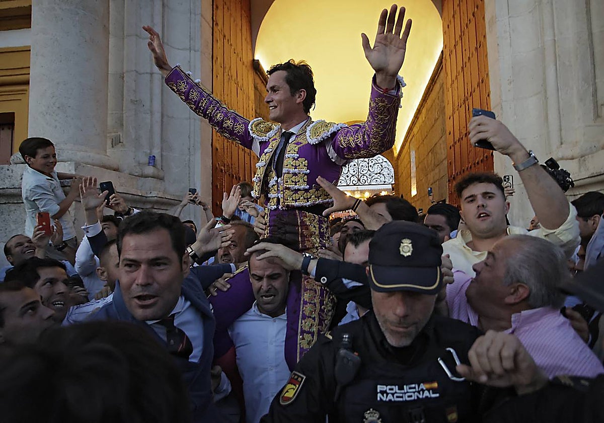 Un momento de la corrida de este viernes en la plaza de la Maestranza de Sevilla