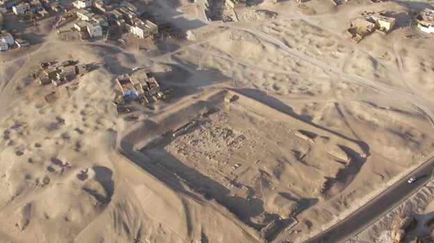 Imagen antes - El yacimiento del Templo de Millones de Años de Tutmosis III, en 2002 y en 2021