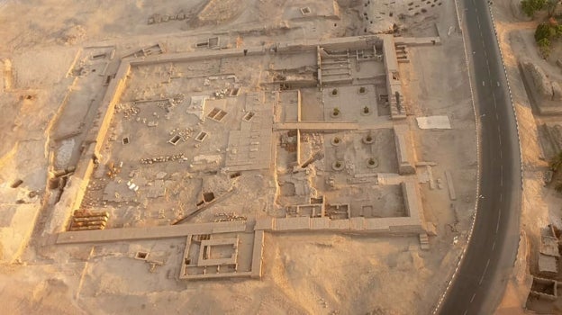 Imagen después - El yacimiento del Templo de Millones de Años de Tutmosis III, en 2002 y en 2021