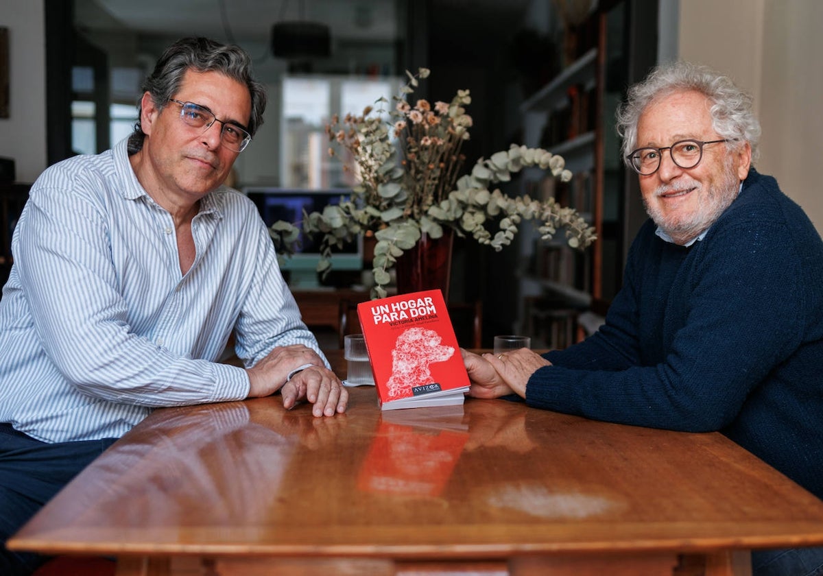 El editor José Manuel Cajigas y el escritor colombiano Hector Abad Faciolince, en Madrid