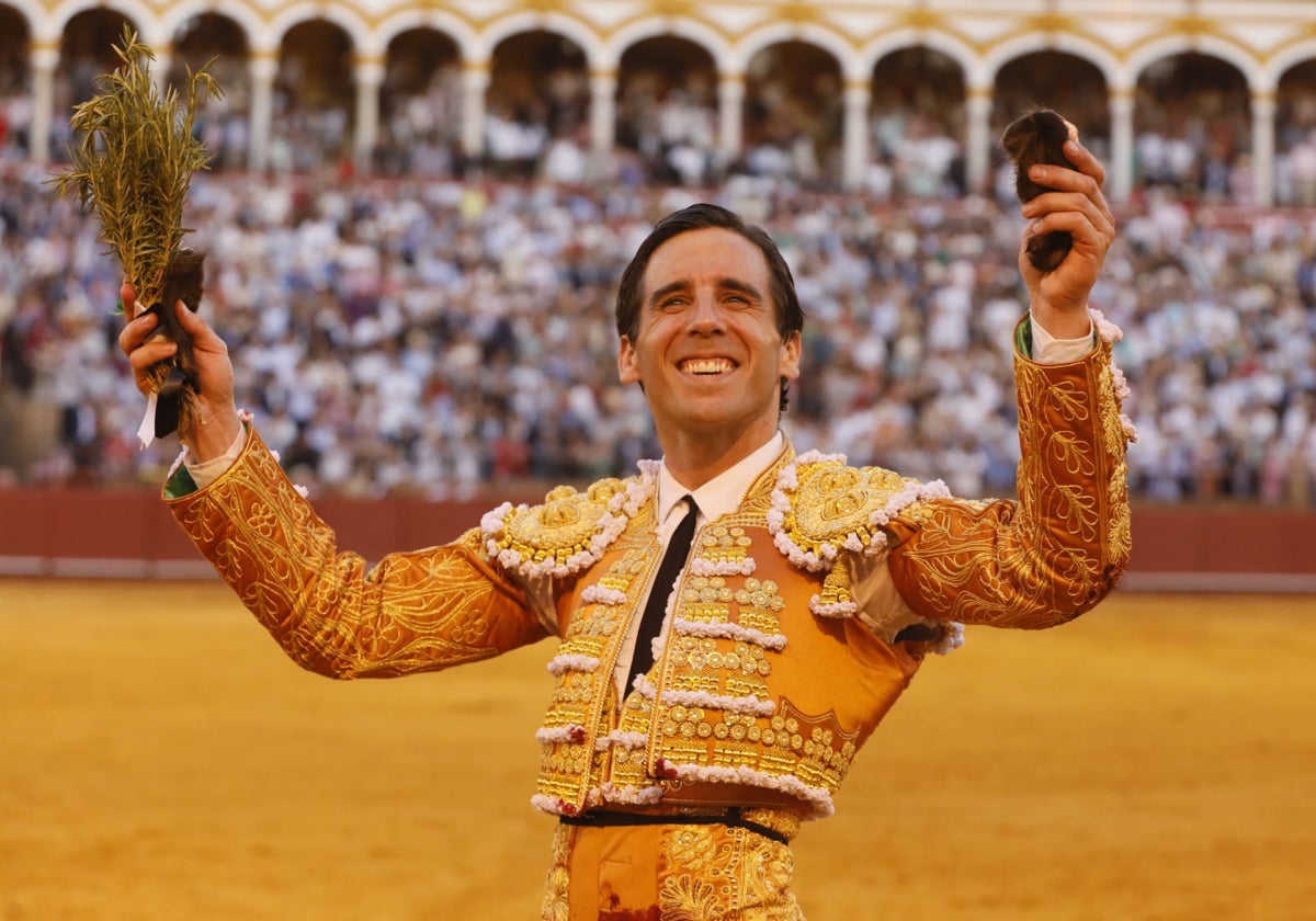 Juan Ortega, feliz, tras cortar las dos orejas