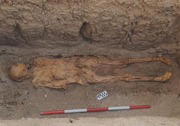 La misteriosa tumba de la momia maldita: boca abajo y con piedras para que no escapara