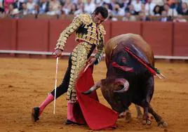 Toros en Sevilla: Emilio de Justo corta una oreja y Ginés Marín da una vuelta al ruedo ante un desigual y desrazado encierro de Garcigrande