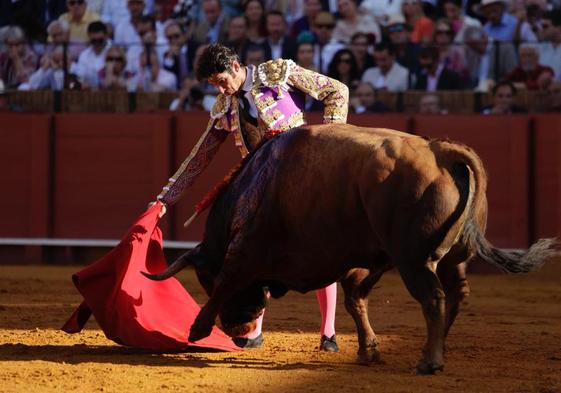 Toros en Sevilla, en directo: Emilio de Justo lidia al segundo de la tarde