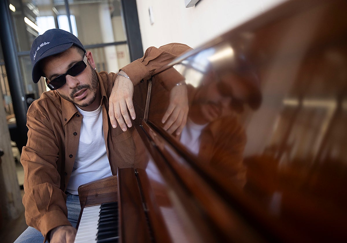 Alizzz en una sala de Warner Music Station