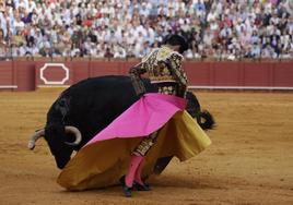 Toros en Sevilla, en directo: Rufo busca rematar la tarde con el último toro
