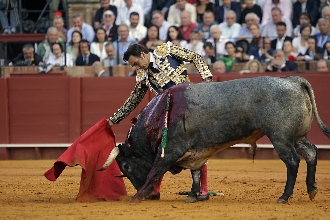 El Cid ha logrado una oreja en el primero de su lote