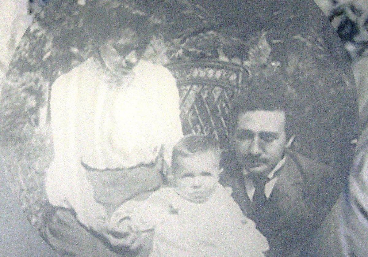 Albert Einstein junto a su primera esposa, la física serbia Mileva Maric y su hijo, Hans Albert