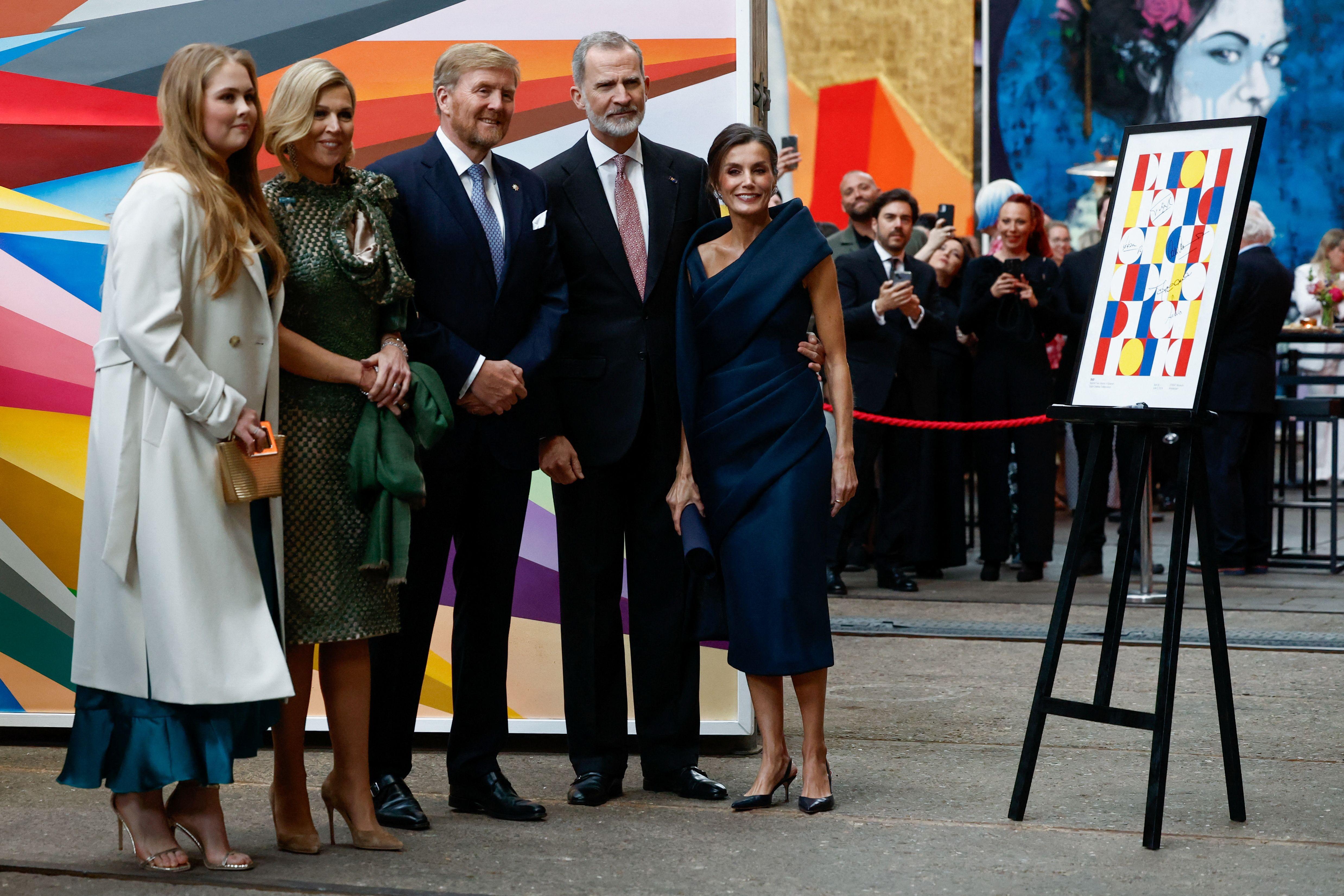 El rey Felipe y la reina Letizia, junto a los reyes holandeses Willem-Alexander y Máxima y la princesa Catharina-Amalia, en el Museo STRAAT