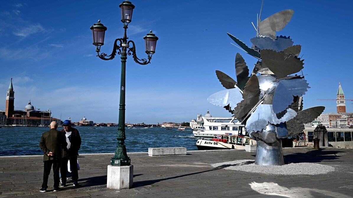 Fuera de la sección oficial, grandes esculturas de Manolo Valdés ocupan los espacios públicos de Venecia
