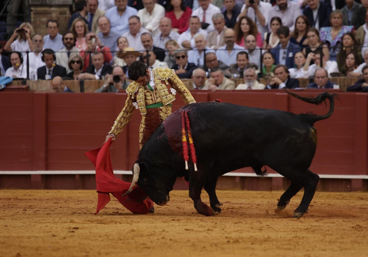Morante en la faena de su segundo toro