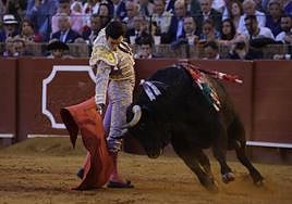 Toros en Sevilla: La falta de raza de los de Alcurrucén impide cualquier opción de lucimiento a Morante, Castella y Rufo, que se van de vacío
