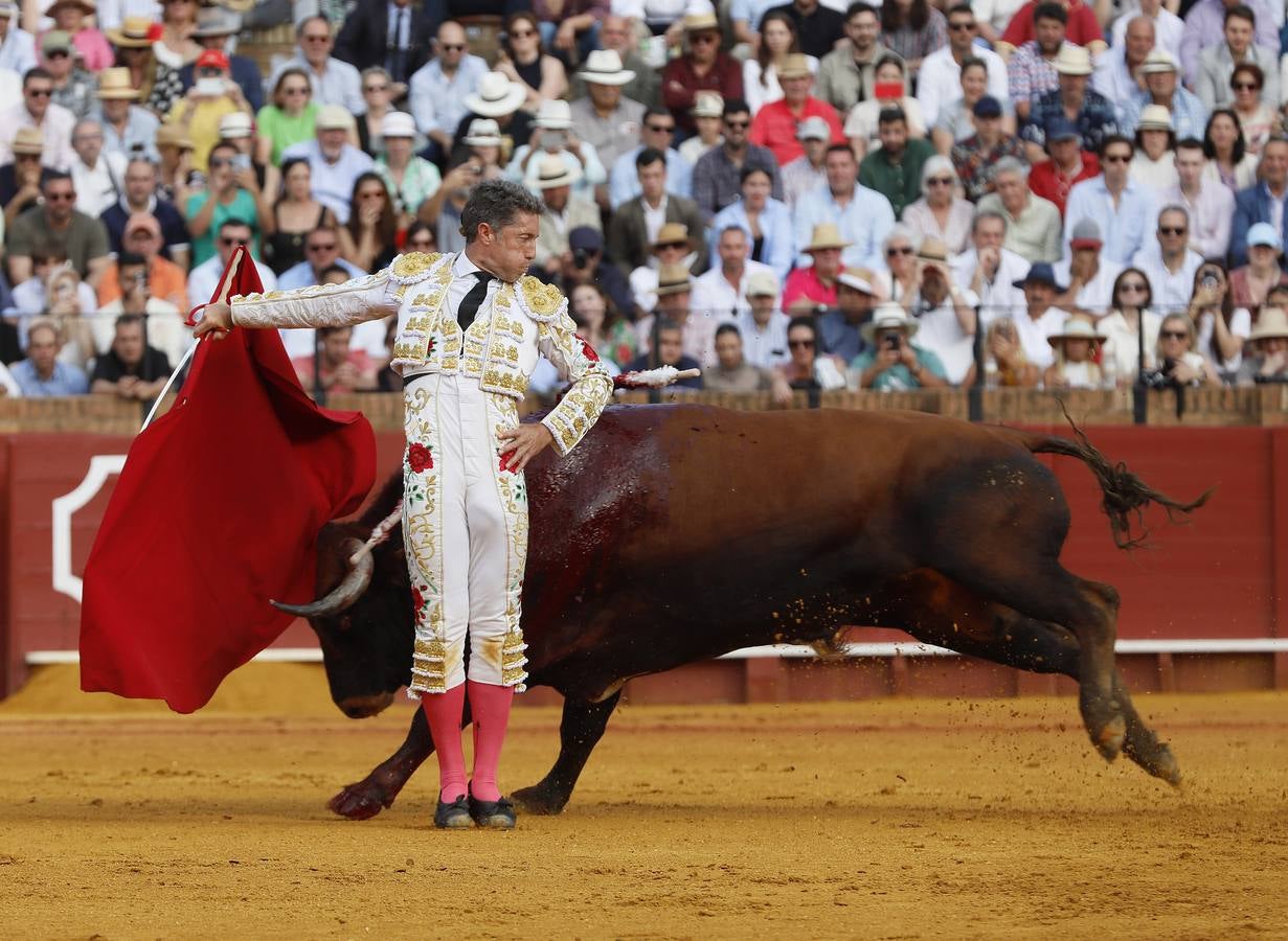 Manuel Escribano estuvo valiente y recibió el aplauso de la Maestranza