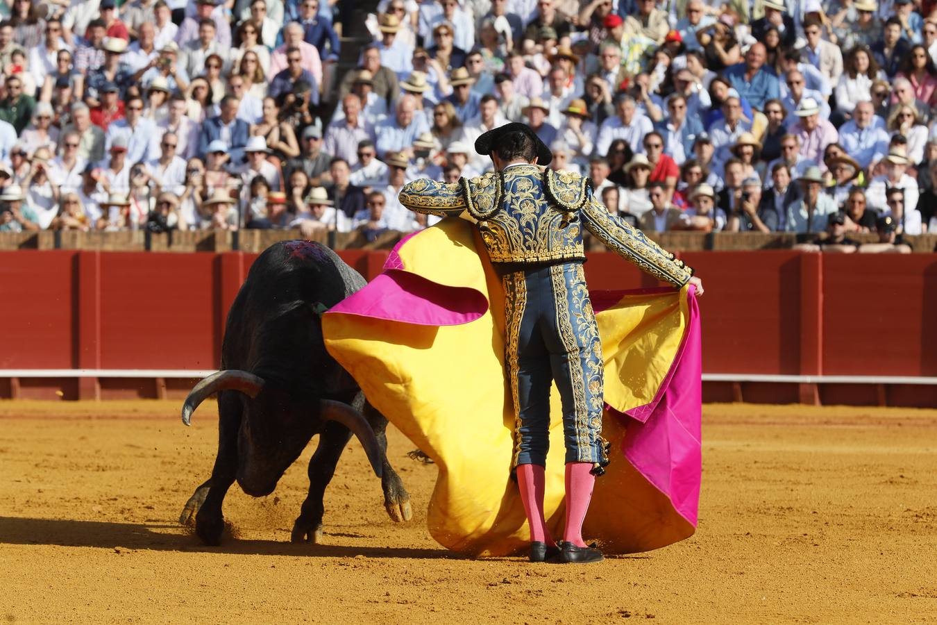El Fandi toreó con valentía y saludó al tendido al terminar sus faenas
