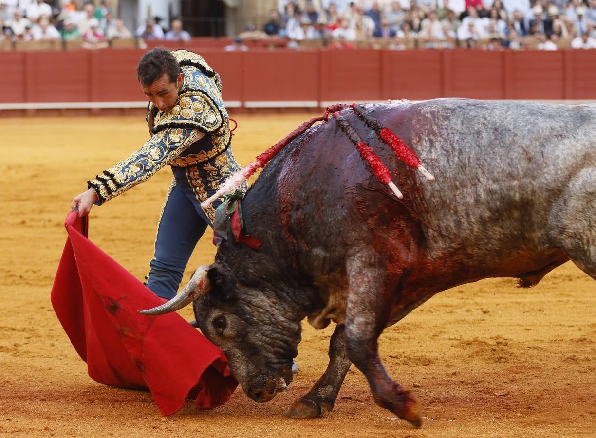 El Fandi toreó con valentía y saludó al tendido al terminar sus faenas