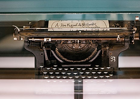 Imagen secundaria 1 - Caja secreta dejada por Eduardo Mendoza, máquina de escribir de Nicanor Parra y legado secreto de Caballero Bonald