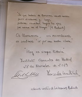 Imagen secundaria 2 - Traje y zapatos de Carmen Linares, el bombín de Joaquín Sabina y una de las cartas del Buzón de Los Machado