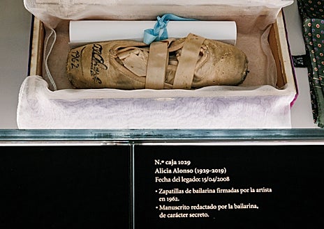 Imagen secundaria 1 - Pasaportes de Rafael Alberti y María Teresa León, zapatillas de Alicia Alonso y dibujo de Miguel de Unamuno