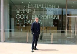 Barro, ante la fachada del nuevo museo que ahora dirige