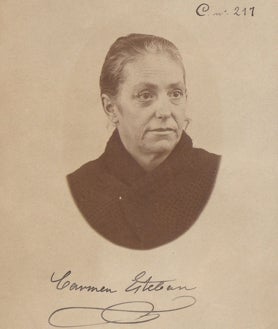 Imagen secundaria 2 - De arriba abajo, Ferrer y Aumente documentaron la XIII conferencia de la American Bankers Asociation en Madrid (1966); primeros uniformes por Eusebio Juliá (c. 1874); y retrato de Carmen Esteban, una de las primeras mujeres trabajando para la institución