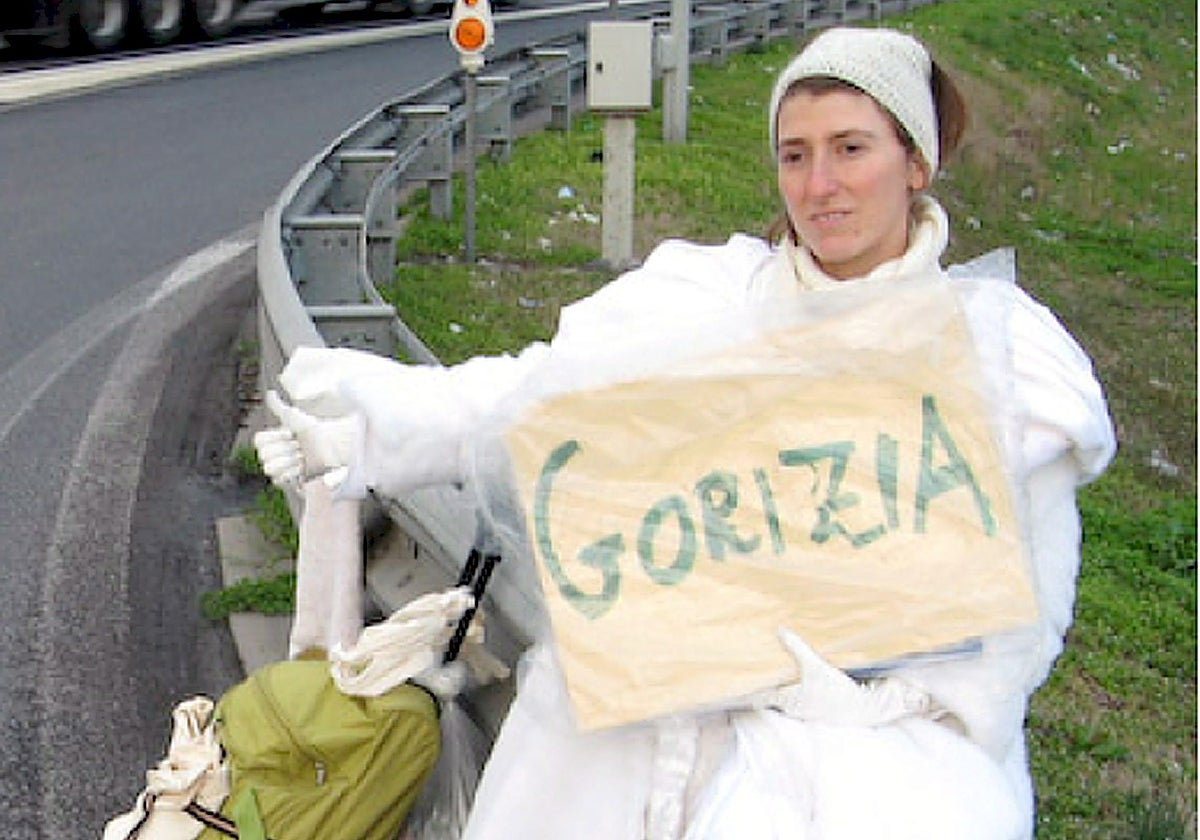 Pippa Bacca, de 33 años entonces, sentada en la valla de una autopista de Italia